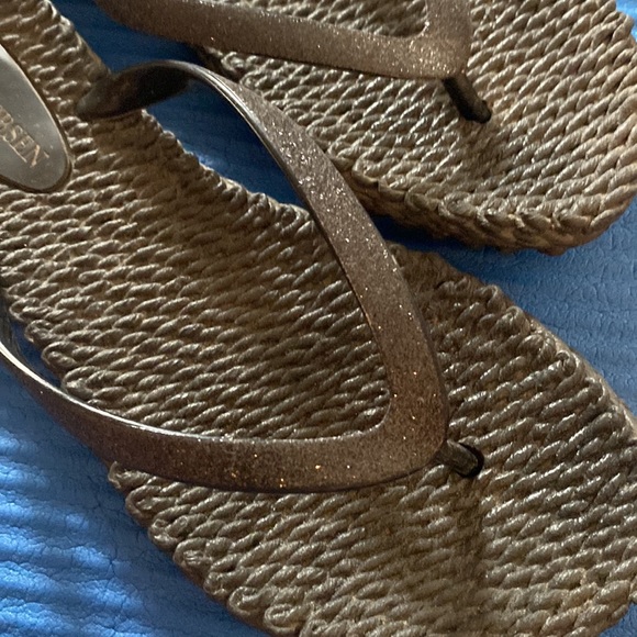 Isle Jacobsen flip flops size 6 - Picture 4 of 4